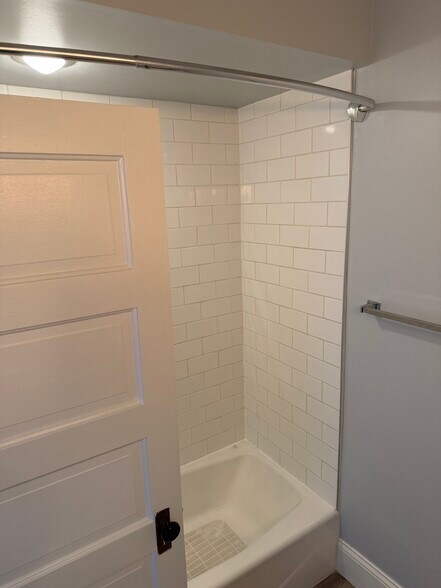 Building Photo - 404 W 1st Ave