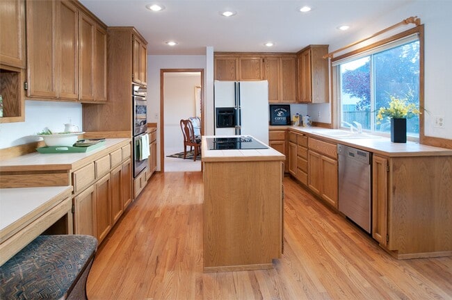 Building Photo - Elegant Forest Ridge Home in Bellevue