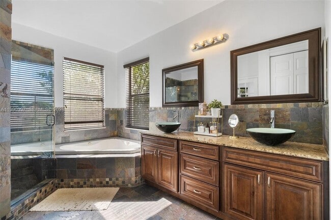 Building Photo - 2707 SW 135th Ave