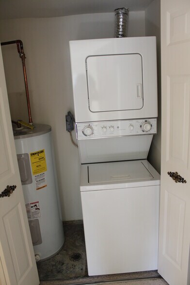 Washer dryer - 7661 Provincial Dr