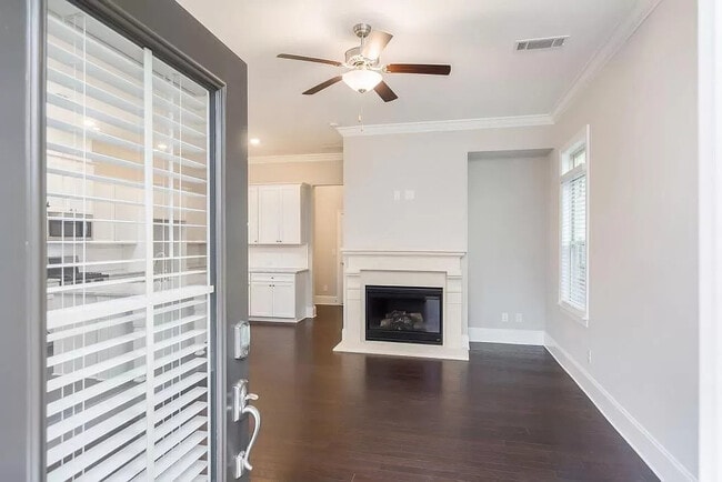 Building Photo - 611 N Main St