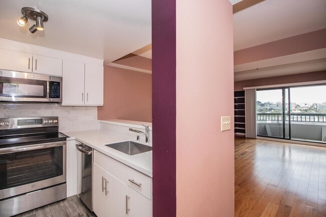 Building Photo - Updated One Bedroom Condo at Opera Plaza |...