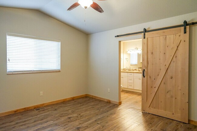 Building Photo - Three Bedroom Home in Hayden