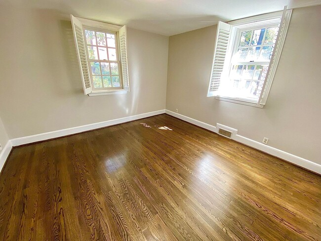 Building Photo - Stunning 4 Bed/3.5 Bath Historic Home - Be...
