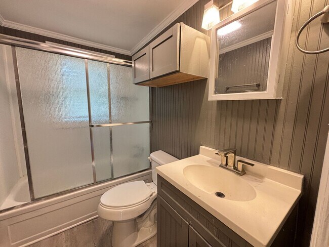 Building Photo - Available 9/1! Newly Renovated in Downtown...