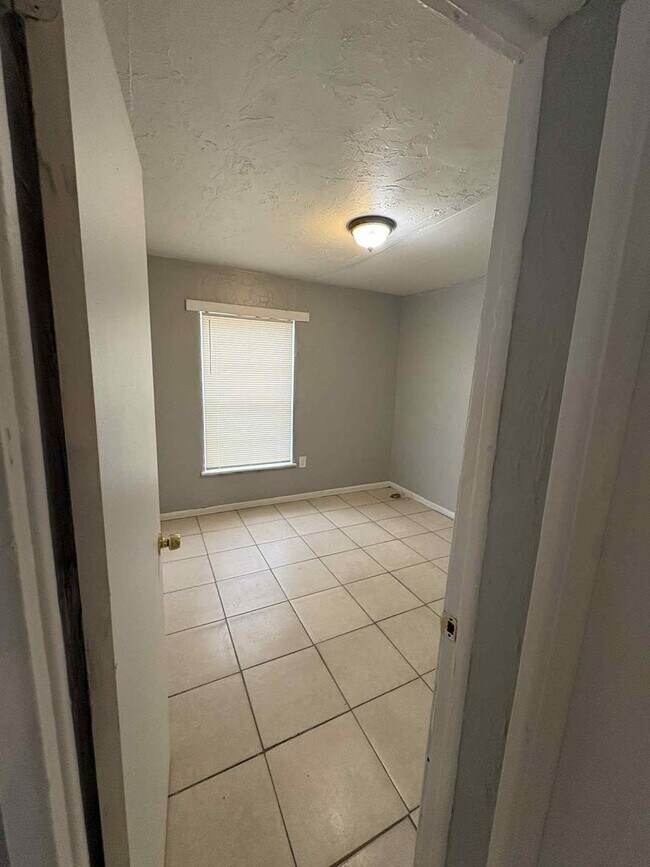 Building Photo - 221/223/225/227 Maria Street