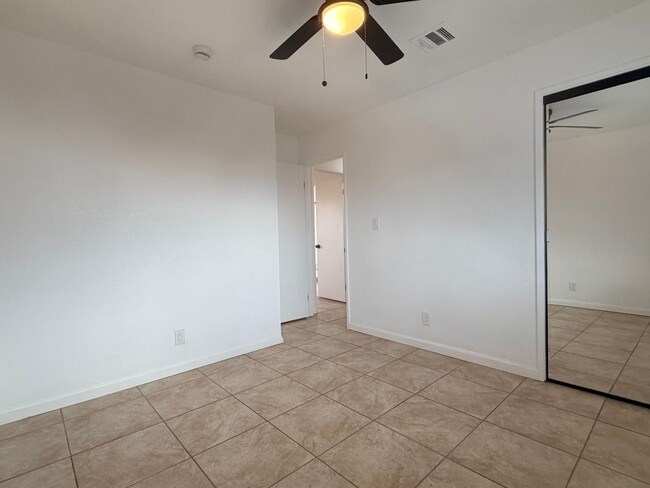 Building Photo - 3+2 with garage