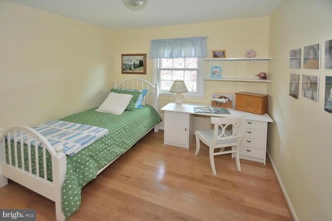 Building Photo - 610 John Marshall Dr NE