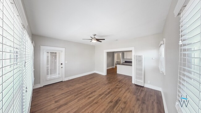 Building Photo - Renovated 2bd/1ba with huge kitchen & full...