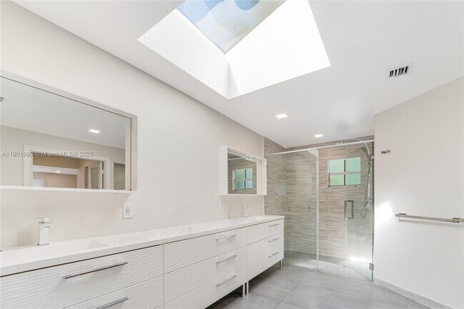 Building Photo - 140 N Hibiscus Dr