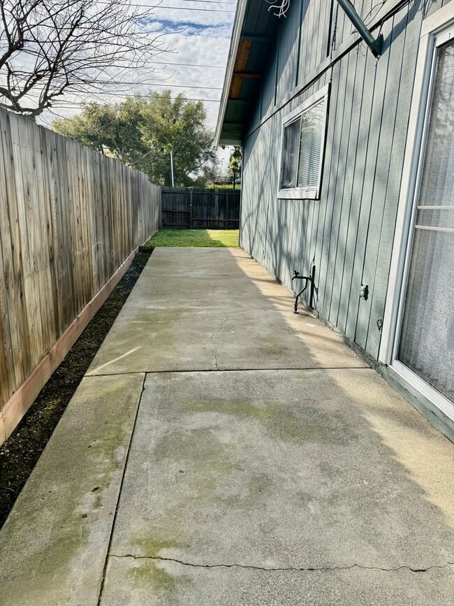 Building Photo - TROVITA-6816/6818