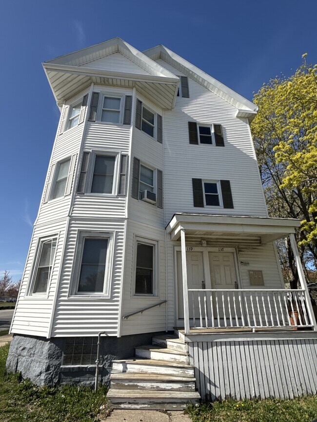 Building Photo - 137-139 Perry St