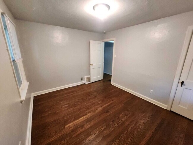 Building Photo - "Charming 2-Bedroom Home in Flordell Hills – Cozy Living with 996 Sq Ft of Comfort!"