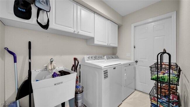 Building Photo - 3730 SE 4th Ave