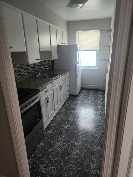 Kitchen - 13797 Cedar Rd