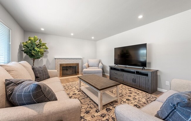 Building Photo - Spacious 3 BD / 2 BA Home with Beautifully...