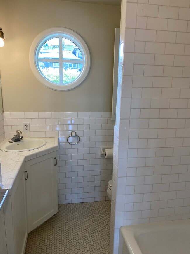 Building Photo - 606 Lee St