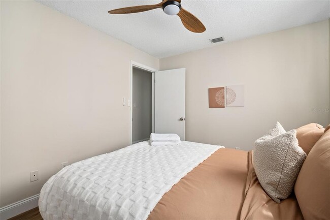 Building Photo - 4520 Lake Gem Cir