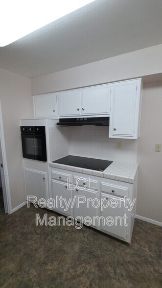 Building Photo - 27131 Pinehurst Rd