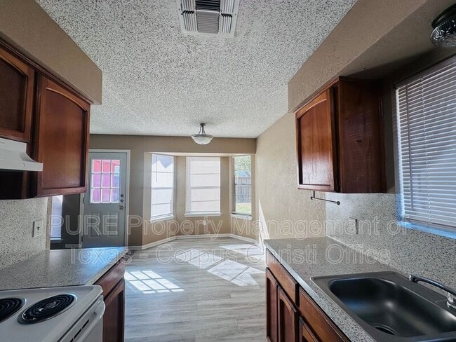 Building Photo - 862 Siskin Cir