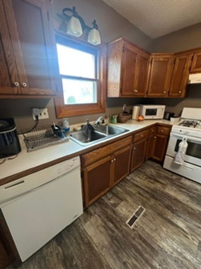 Building Photo - 3 Bed Single Family Home - Staples - Detached 3 car garage
