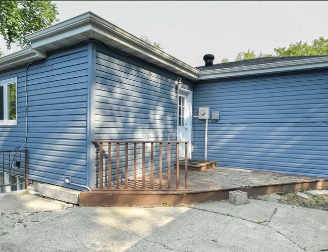 Building Photo - 1641 Broadway N