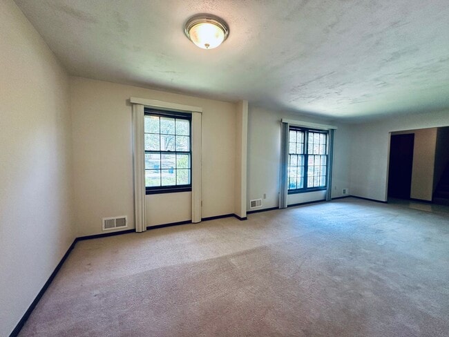 Building Photo - {12119} Spacious Home in Fantastic Locatio...