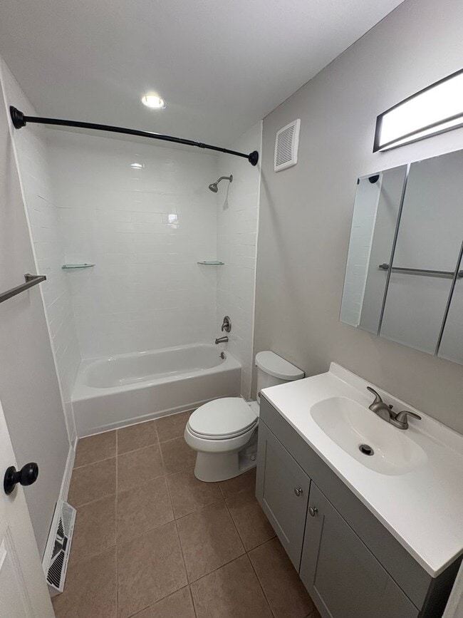 Building Photo - Summit Street Duplexes