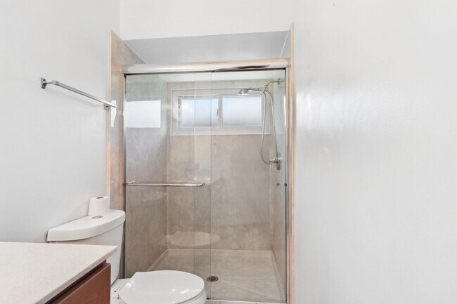 Building Photo - 4 Bedroom 3 Bathroom in Central Davis - Immediate Move-In