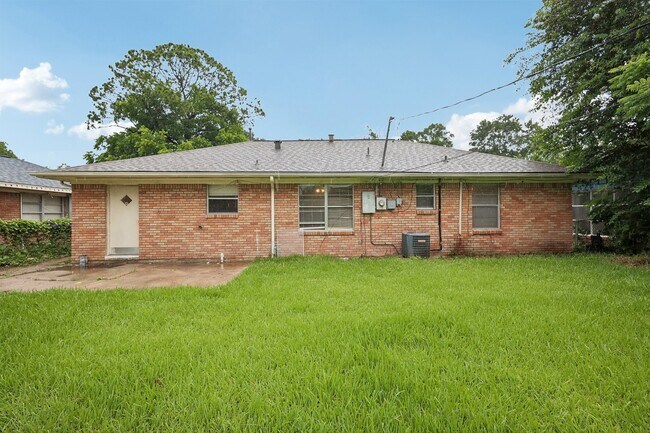 Building Photo - 6401 Rowan Ln