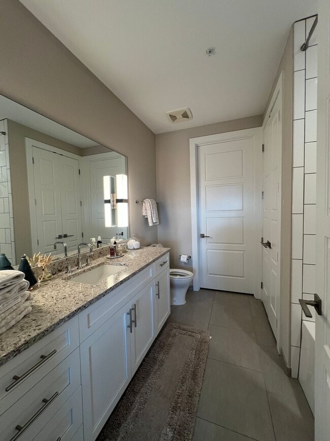 Building Photo - Spacious 2 bedroom 3 bath condo with office in City Lights!