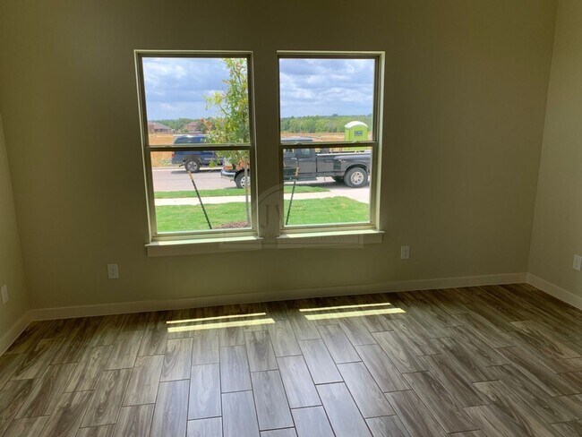 Building Photo - 5005 White Rose Dr