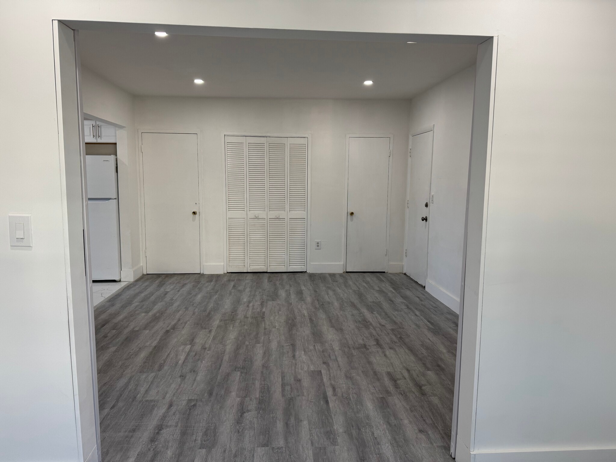 Building Photo - 2250 Bay Dr