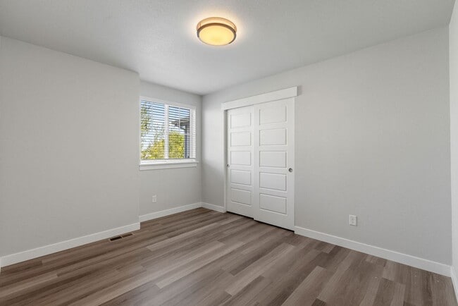 Building Photo - 290 E Chestnut St