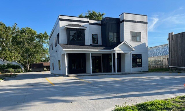 Building Photo - 203 E Oak St
