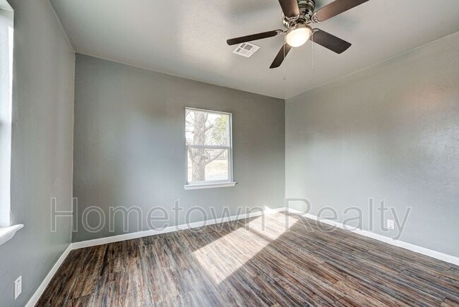 Building Photo - 1103 N Louisa Ave