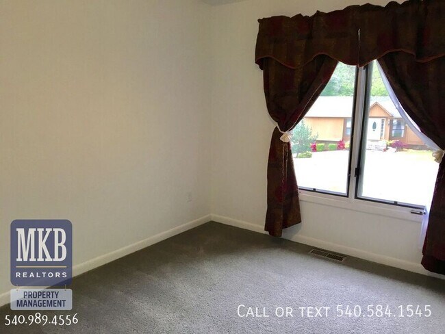 Building Photo - 7847 Forest Edge Dr