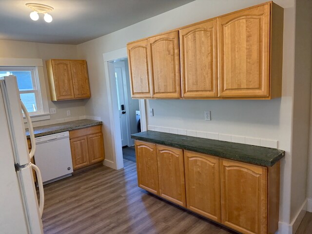 Large kitchen with tons of storage - 1624 Mill St