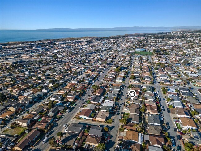 Building Photo - Sunny Seaside 3 bedroom House - Available Now