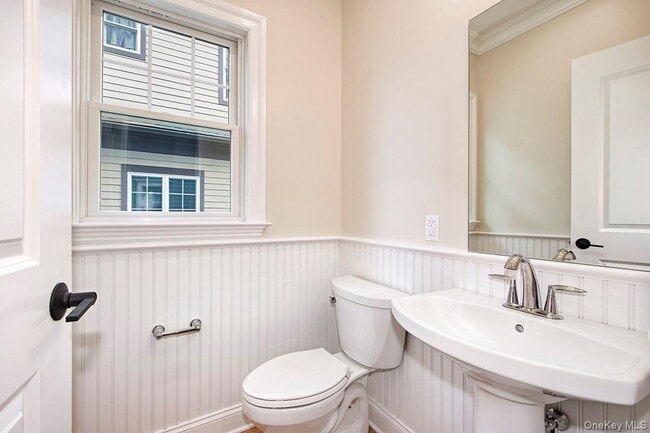 Building Photo - 113 Gainsborg Ave E