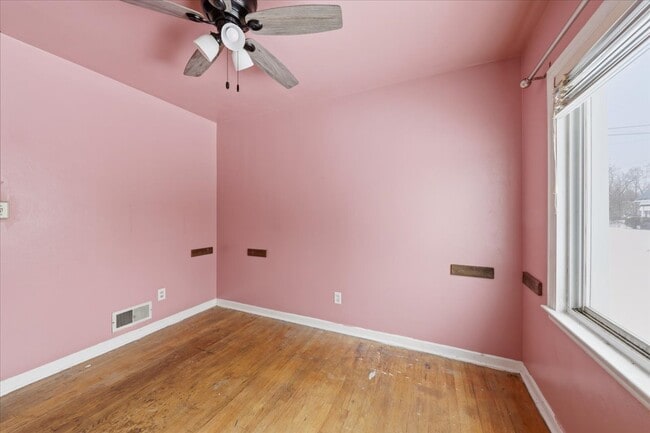 Building Photo - 2105 Lakeview Ave