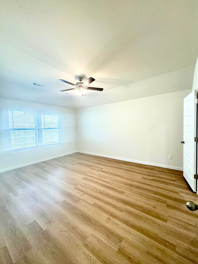 Building Photo - 5382 Selah St