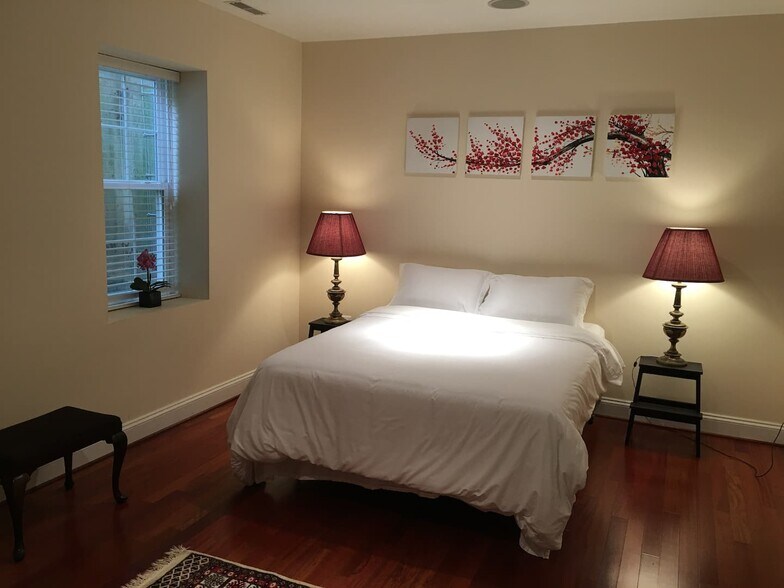 Building Photo - 445 Knoll St NW