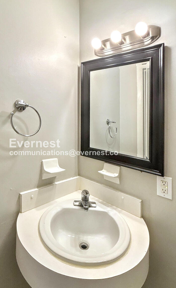 Building Photo - 2143 Wadsworth Dr