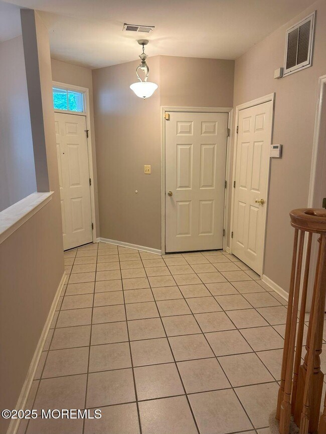 Building Photo - 47 Poplar Ln