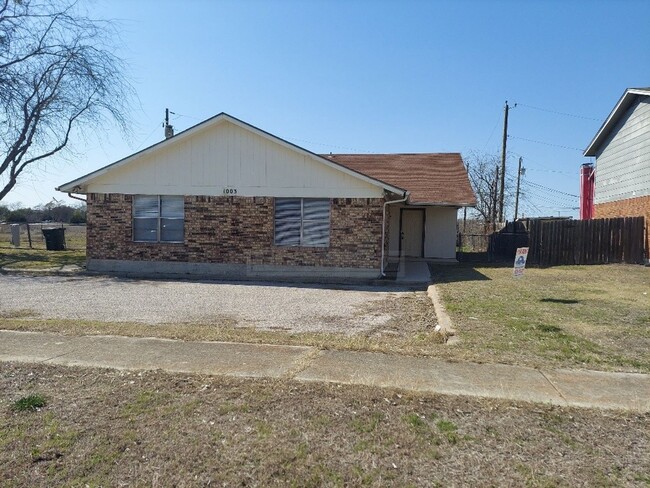 Primary Photo - 1003 Eastside Dr