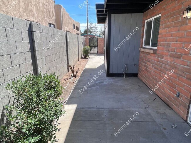 Building Photo - 4075 E Lee St