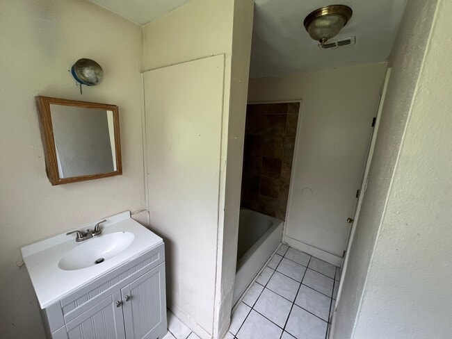 Building Photo - HUGE 3BR/1BA Dade City Home w/Large Bedroo...