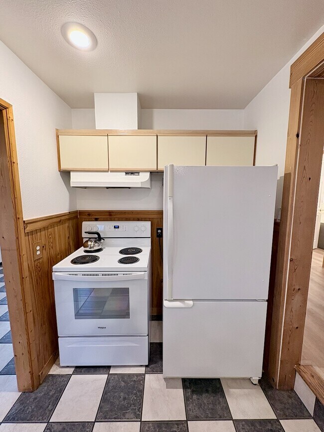 Clean, tidy appliances - 21204 3rd Ave S