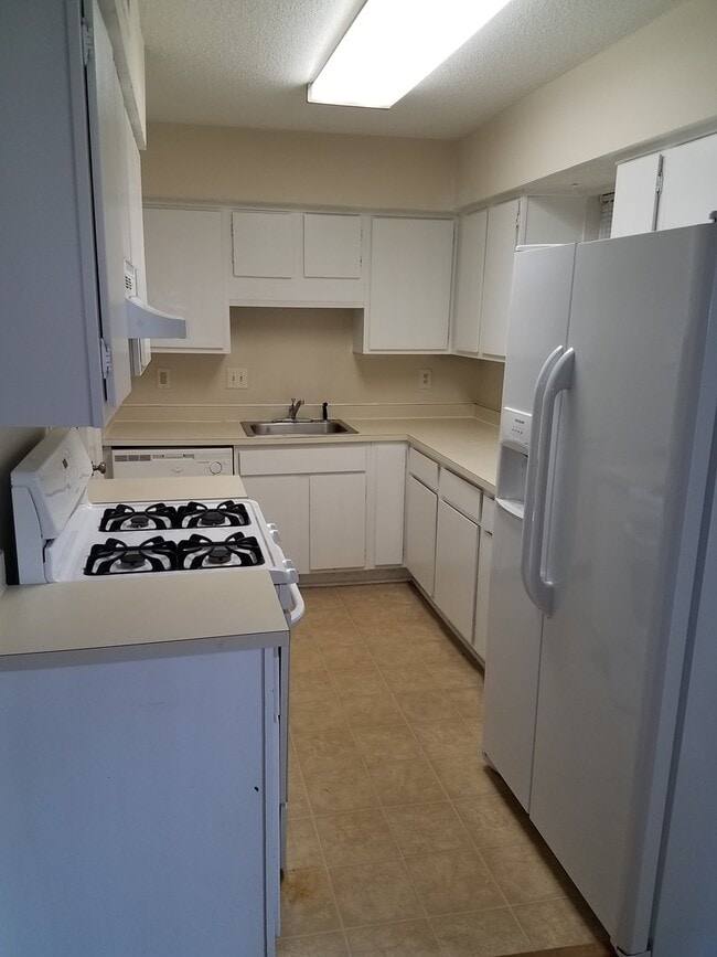 Building Photo - Great Location for Townhome in Marietta 30064